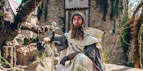 Le chevalier Gauvain dans la légende arthurienne sur le décor du spectacle l'Epée du Roi Arthur