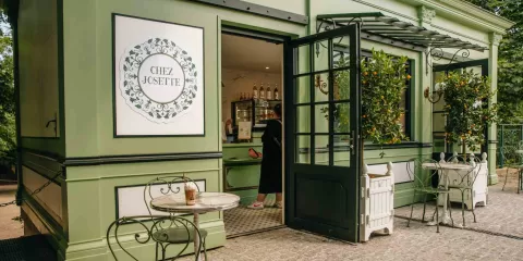 Chaises tables et devanture du restaurant Chez Josette idéal pour venir faire une pause et prendre son goûter