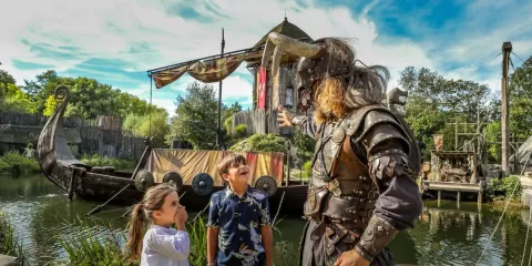 Enfant et viking en pleine discussion