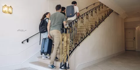 Groupe d'amis dans les escaliers du Grand Siècle