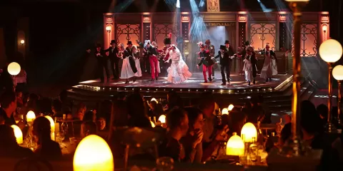 Le Café de la Madelon, un restaurant-spectacle immersif où les visiteurs profitent d'un délicieux repas pendant un spectacle