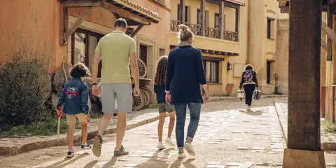 Famille dans les rues de la Rue Gallo-Romaine