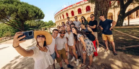 Groupe devant le Stadium Gallo-Romain au Puy du Fou
