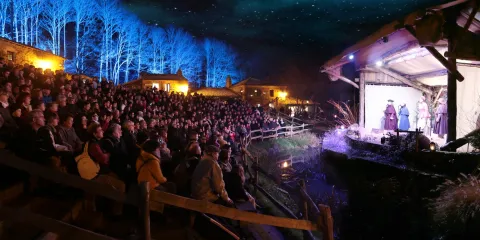 Village 19e siecle de nuit Puy du Fou Noel