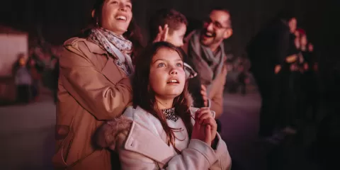 Jeune fille émerveillée par le spectacle Les Noces de Feu