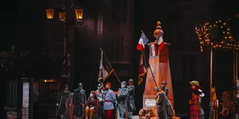 Monument aux morts dans "Le Mime et l'Etoile"