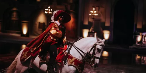 Mousquetaire du Puy du Fou sur son cheval