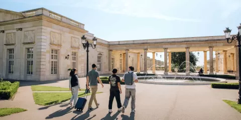 Groupe d'amis se rendant au Grand Siècle