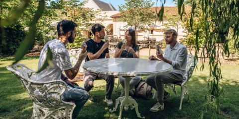 Amis en train de manger une glace au Puy du Fou