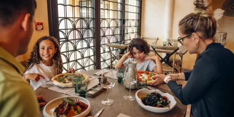 Famille se restaurant à l'Atrium, restaurant napolitain de la Villa Gallo-Romaine au Puy du Fou