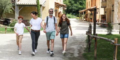 Famille avec enfants profitant de son séjour au Puy du Fou à la Villa Gallo-Romaine
