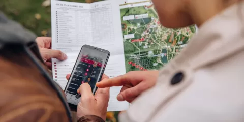 Un couple devant le plan et l'application du Puy du Fou