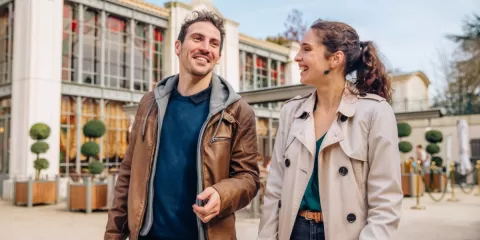 Couple dans le village du Bourg Bérard