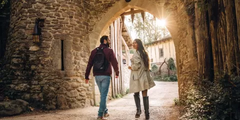 Couple à l'entrée du village de Font-Rognou