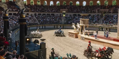 Course de chars du spectacle "Le Signe du Triomphe" dans d'authentiques arènes romaines au Puy du Fou