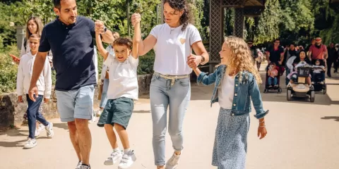 Famille dans les allées du Puy du Fou