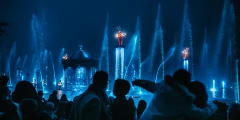 Famille devant le Noces de Feu 
