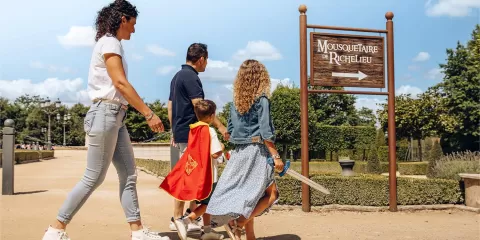 Famille se rendant au spectacle "Mousquetaire de Richelieu" au Puy du Fou