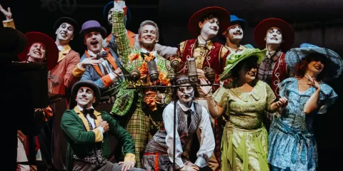 Personnages du "Mime et l'Etoile" tenant un prix, pour illustrer les récompenses obtenues par le Puy du Fou