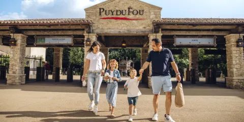 Famille devant l'entrée du Puy du Fou