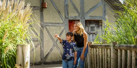 Mère et son enfant dans l'hôtel Les Iles de Clovis