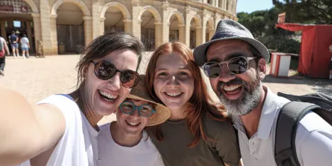 Famille devant l'arène Gallo-Romaine du Puy du Fou