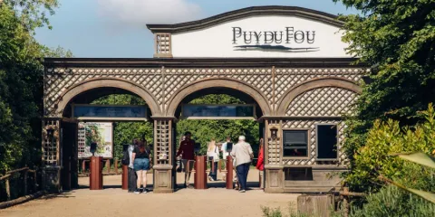 La Porte du Temps qui fait le lien entre le Puy du Fou et ses hôtels