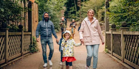 Famille sous la pluie