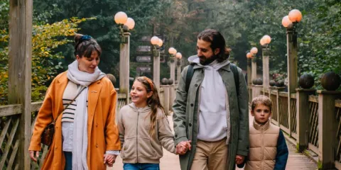 Famille dans les allées en automne