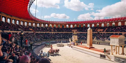 Grande capacité d'accueil au Puy du Fou représentée par le stadium Gallo-romain dans lequel se joue le Signe du Triomphe