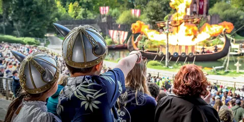 enfants pendant le spectacle "Vikings" au Puy du Fou