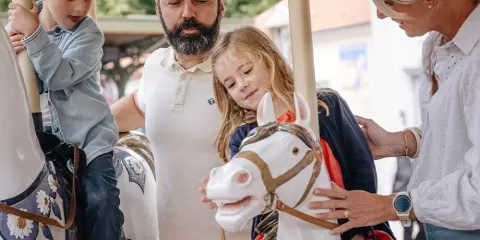 Famille sur le manège du village Le Bourg Bérard
