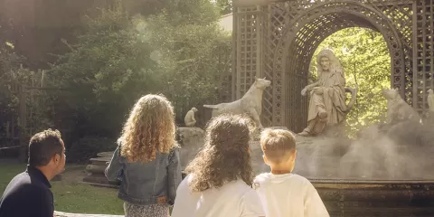 Famille devant le Monde Imaginaire de la Fontaine