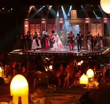 Le restaurant animé Café de Madelon au Puy du Fou