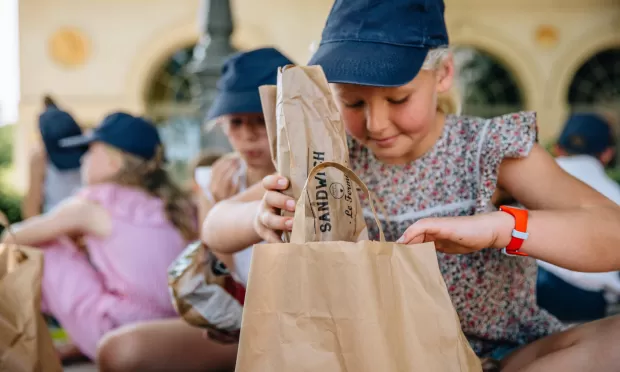 Enfant mangeant un sandwich pour une sortie scolaire au Puy du Fou