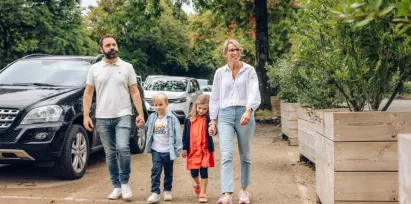 Image d'un parking avec une famille