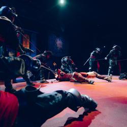 Les spadassins encerclent et affrontent à l'épée Bouton d'Or dans le spectacle "Mousquetaire de Richelieu"