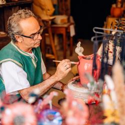 Un artisan au savoir-faire ancestral dans le village Font-Rognou.