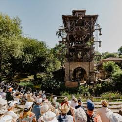 Des visiteurs attendent le spectacle devant le carillon du village Chasseloup.