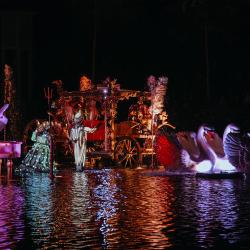 La muse violoniste et le paniste rejoignent le carosse emmené par des cygnes dans le spectacle "Les Noces de Feu"