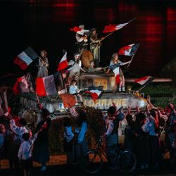 Les chars shermans de la Seconde Guerre mondiale lors de la libération défilent sur l'aire scénique de "La Cinéscénie"