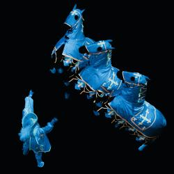 3 chevaux évoluent en liberté sur la scène du spectacle de "Mousquetaire de Richelieu"