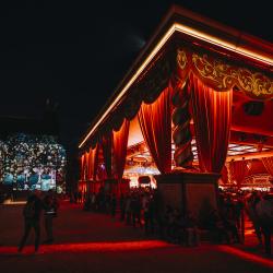 Le grand dais de la Frairie de la Toussaint et ses lumières sur le château durant le spectacle éphémère "La Frairie de la Toussaint"
