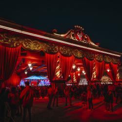Le dais du spectacle éphémère "La Frairie de la Toussaint"