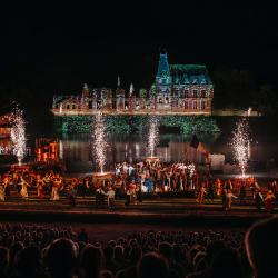 La danse de la brioche durant le plus grand spectacle nocturne "La Cinéscénie"