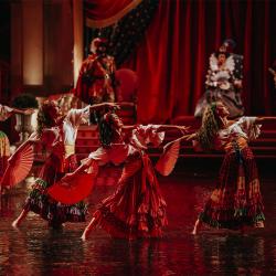 La Sérafina du spectacle "Mousquetaire de Richelieu" et les danseuses de flamenco dansent sur l'eau