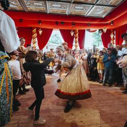 Une danseuse fait danser une petite fille du public dans le spectacle éphémère "La Frairie de la Toussaint"
