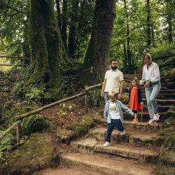 Une famille se balade dans la nature du "Val de la Marienne"