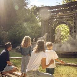 Une famille devant la statue de Jean de la Fontaine dans le spectacle nature "Le Monde Imaginaire de la Fontaine"