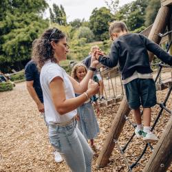 Une mère et son fils joue au Repaire des Enfants.